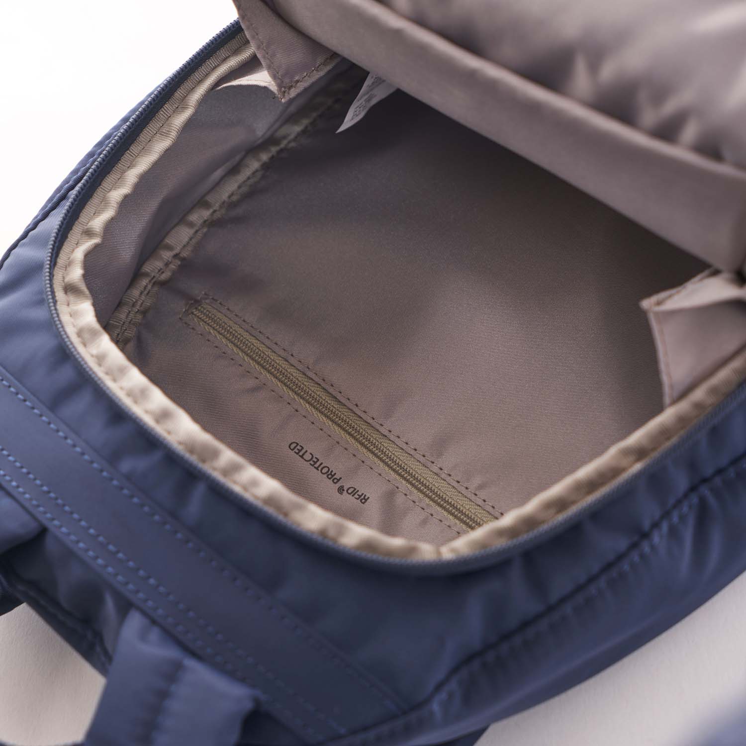Hedgren Inner City Vogue RFID-Rucksack klein Dress Blue | jetzt online auf  Koffer.de kaufen ✓