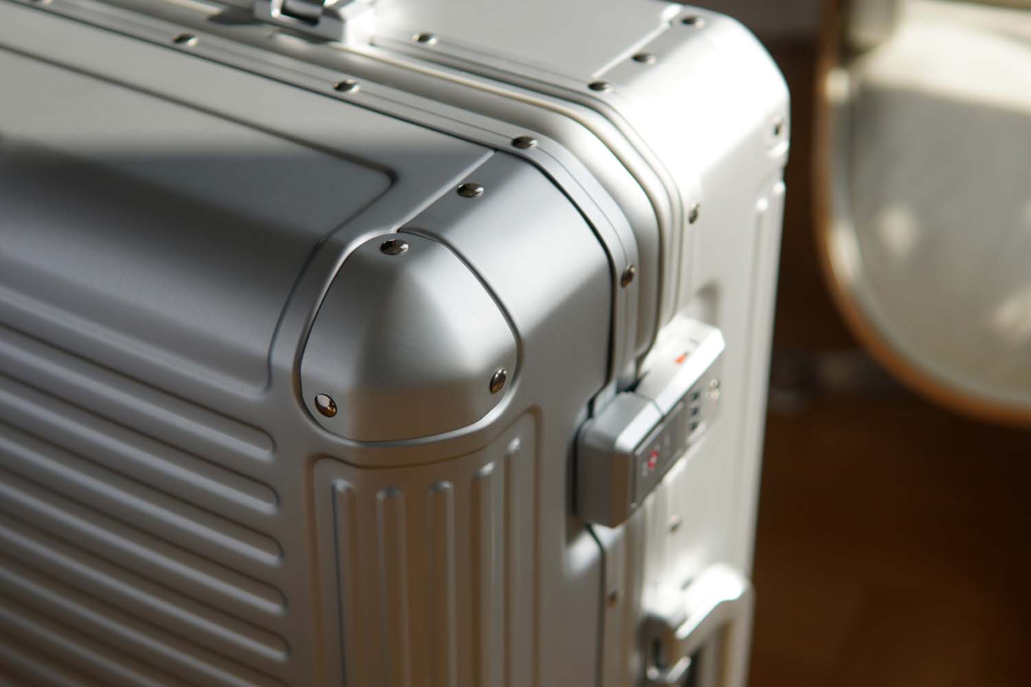 Travelite Next Aluminium-Trolley L, 4 Rollen Silber | jetzt online kaufen  auf Koffer.de ✓